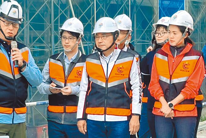 侯友宜角逐总统大位失利，选后销假上班，却面临部分民眾发动罢免。（刘玮晴摄）