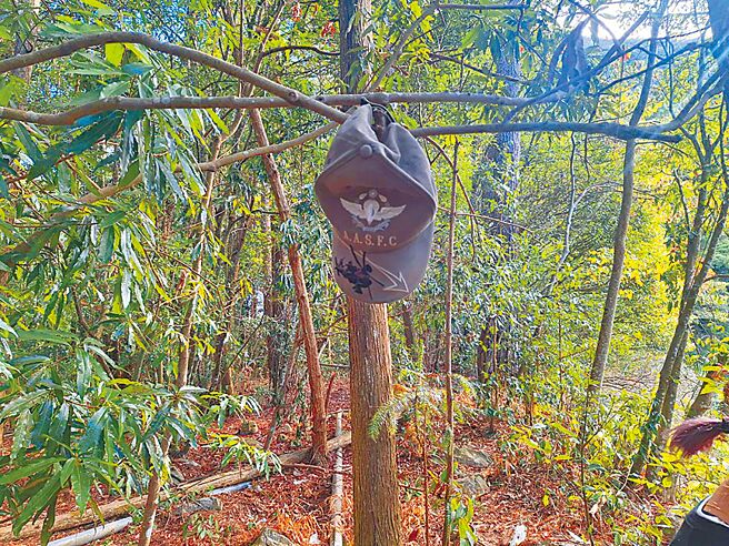 馬崙山登山步道1棵樹上掛著1頂印有「A.A.S.F.C」字樣的軍帽，經家屬證實，為桃園龍潭陸軍航空特戰指揮部28歲潘姓下士所有。（讀者提供／張妍溱台中傳真）