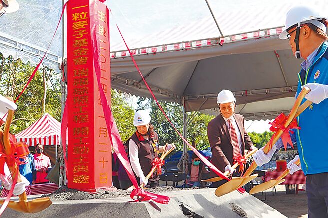 财团法人一粒麦子社会福利慈善事业基金会于瑞穗乡瑞美村设立「瑞福综合式长照机构」，20日动土感恩礼拜，由花莲县长徐榛蔚（右三）、一粒麦子基金会董事长吕信雄（右二）与地方各界共同参与。（一粒麦子基金会提供／王志伟花莲传真）