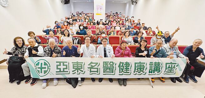 亞東紀念醫院與中國時報20日舉辦健康講座活動，由亞東醫院心臟血管內科主任許榮城（前排中左）、周邊血管中心暨手術室主任黃日新（前排中右）主講，解析導管瓣膜的奧妙，並與現場民眾合影留念。（姚志平攝）