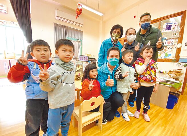 金門縣長陳福海（前排右三）非常重視幼兒的照顧政策。（于家麒攝）