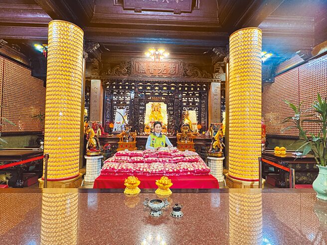 頭份市永貞宮主委張淑芬引入科技光明燈，可以透過電腦科技方便信眾找到自己光明燈的位置。（永貞宮提供／謝明俊苗栗傳真）