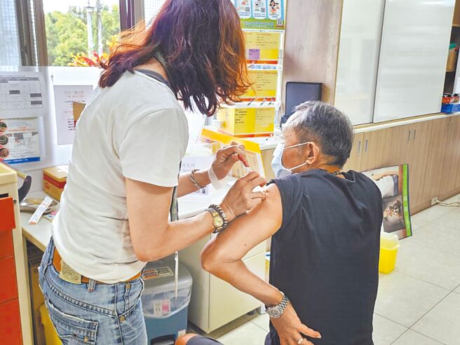 台中市衛生局鼓勵民眾踴躍接種新冠疫苗。（台中市政府提供／潘虹恩台中傳真）