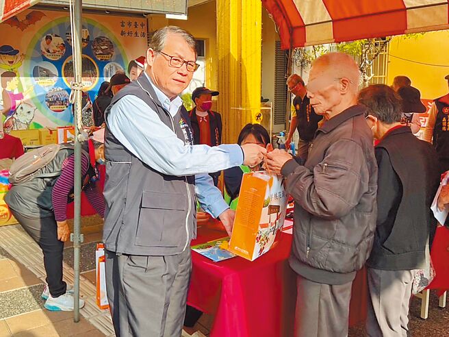 台中市太平区公所携手社团法人台湾省星光爱心协会20日上午于公所前广场送暖。（太平区公所提供／潘虹恩台中传真）