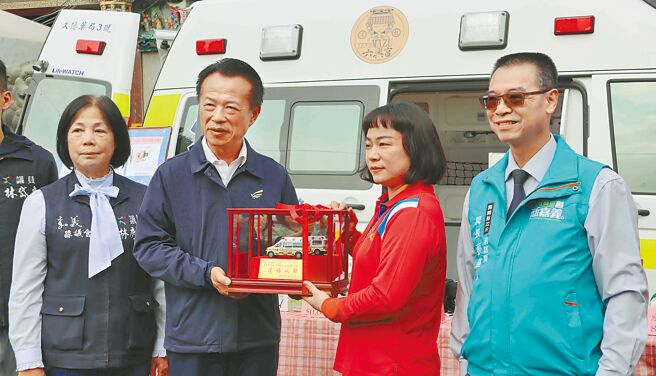 溪北六兴宫管委会及久亿药局董事长林永丰慷慨捐赠救护资源，20日举办捐赠仪式，由六兴宫主委江筱芃（右二）代表捐赠，嘉义县长翁章梁（左二）代表受赠，嘉义县议员林秀琴（左一）、消防局长蔡建安（右一）参与见证。（吕妍庭摄）