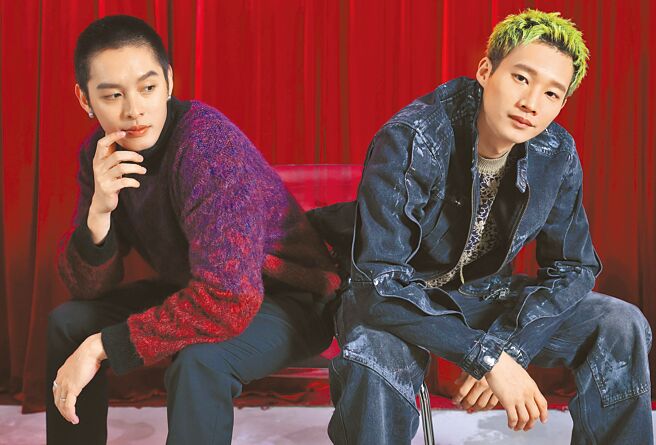 曹佑寧（左）和黃冠智首次合作，默契就像親兄弟。（陳俊吉攝，曹佑寧服裝：BOSS，黃冠智服裝：NIHOW，場地提供：本質研究／心向廣告公司）