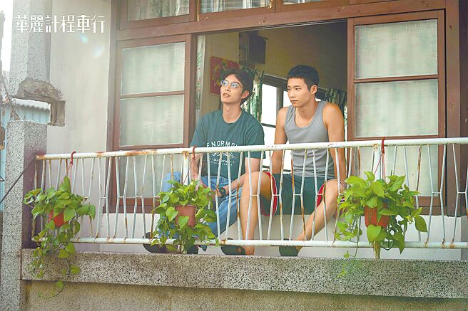 曹佑寧（左）和黃冠智戲裡是一對個性迥異的兄弟。（LINE TV、華視提供）