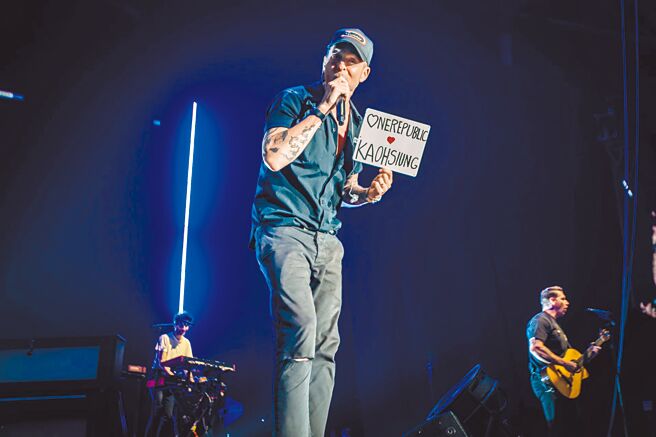 共和世代19日晚高雄演出，主唱萊恩泰德手持「我愛高雄」手牌。（Live Nation Taiwan提供）