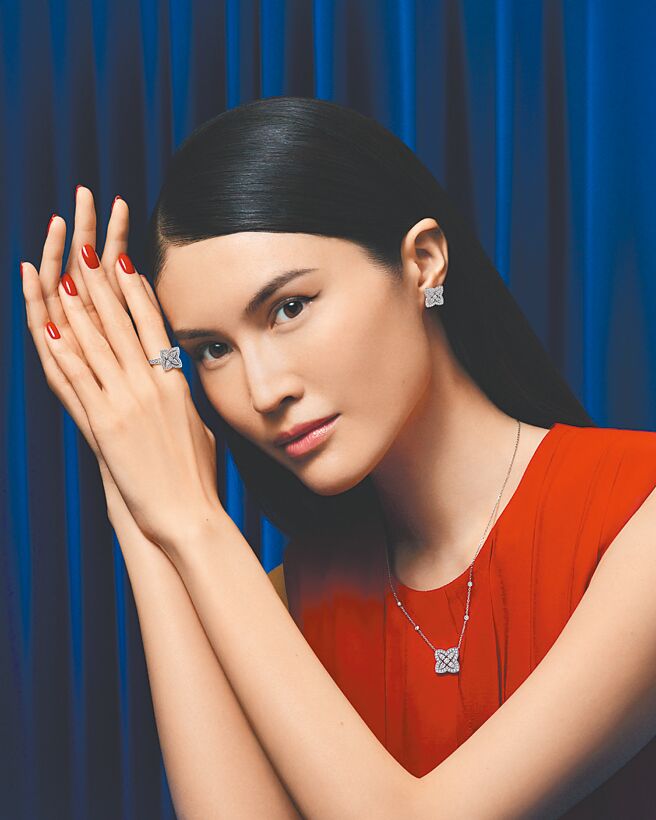 超模何穗演绎De Beers 2024新春形象广告。（De Beers提供）