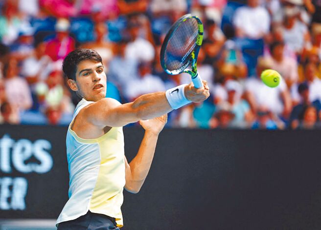 西班牙「小蠻牛」阿卡瑞茲靠大陸對手商竣程傷退，生涯首次在澳網晉級第2周賽程。（路透）