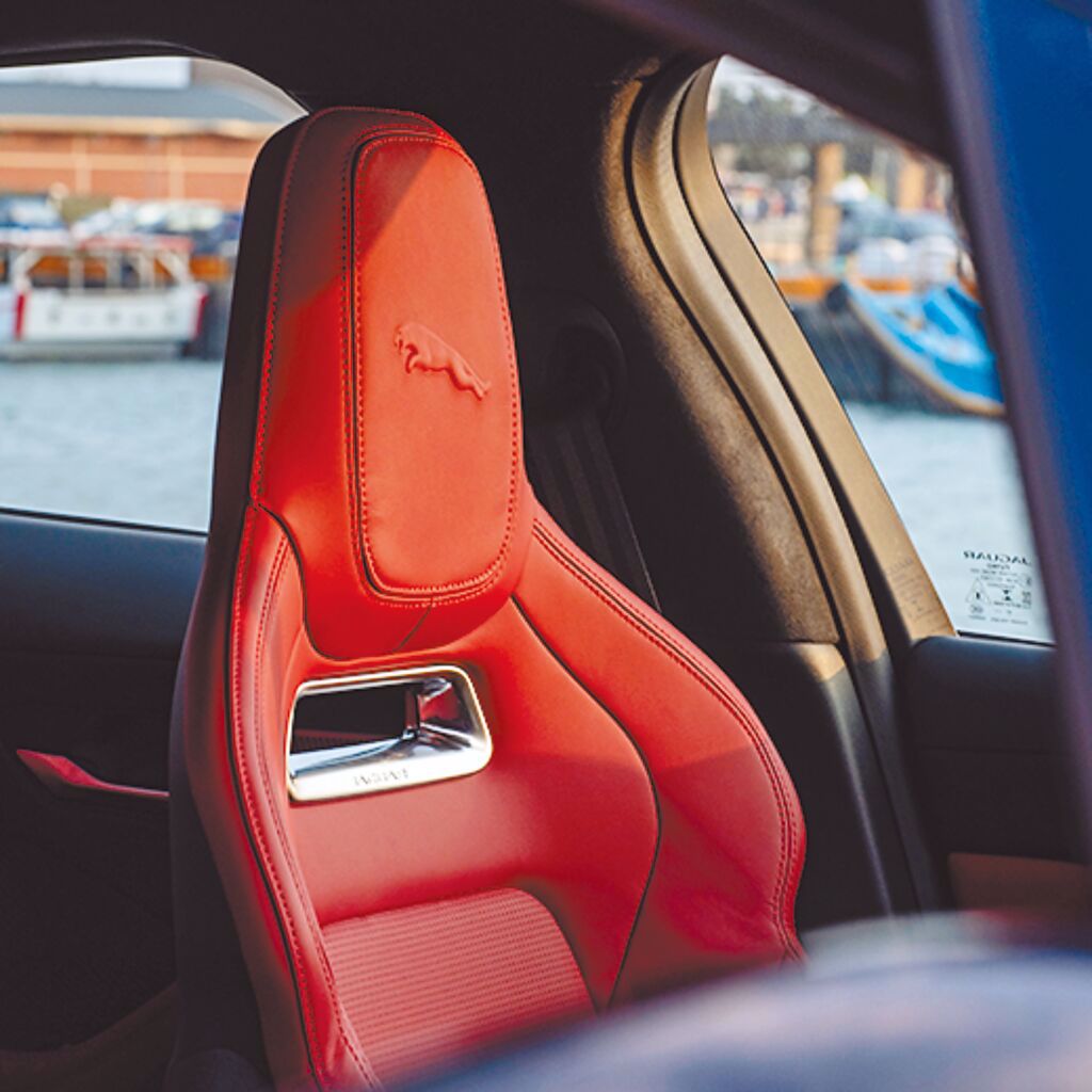 跑車座椅頭枕壓印Jaguar品牌圖騰。（陳大任攝）