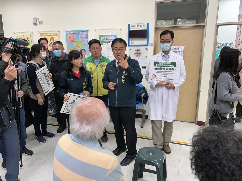 近期新冠肺炎疫情升溫，台南市長黃偉哲22日特別前往安平區衛生所門診區，向排隊等候打疫苗的市民，宣導新冠XBB疫苗接種的重要性。（洪榮志攝）