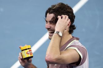 澳網》弗里茨勇闖8強 網紅女友打賭輸了「被迫吃這東西」