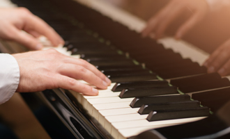 建筑工人街头弹琴爆红 喊话郎朗求指点 偶像回应了