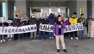 反苗栗大桃坪设土堆场 自救会成员拉布条抗议