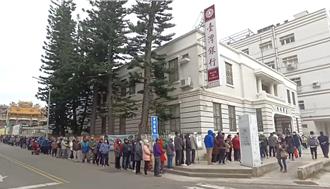 龍年套幣引收藏熱潮   金門民眾頂10度低溫摸黑排隊搶購