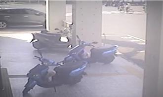 太巧！ 婦人買菜返家驚覺「被換車」 2騎士碰頭秒懂了