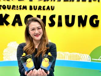 高雄灯会携手全家 推联名黄色小鸭限量杯塞、杯套