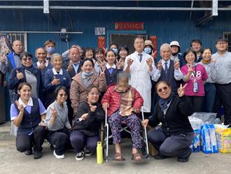 台東縱谷「雙關」寒冬送暖 補紗窗貼春聯還兼打掃