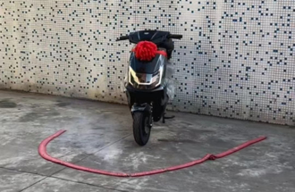 新購電動摩托車放鞭炮慶祝 結果樂極生悲了