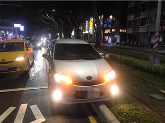 輕軌又被卡！6旬婦駕休旅車誤闖 高捷派員將車「推」離