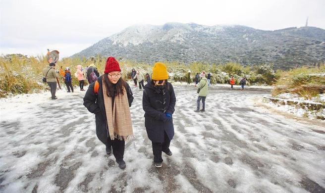 气象粉专指出，今晚到明晚，连两天部分山区将降下大雪。图为2016年阳明山降雪。(资料照)