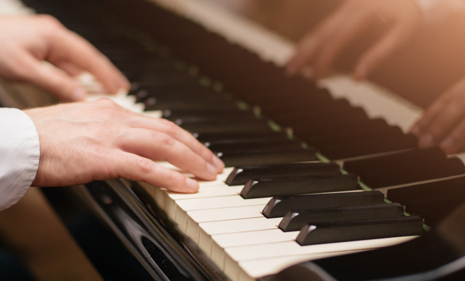 建筑工人易群林街头弹琴爆红。（图：shutterstock／达志）