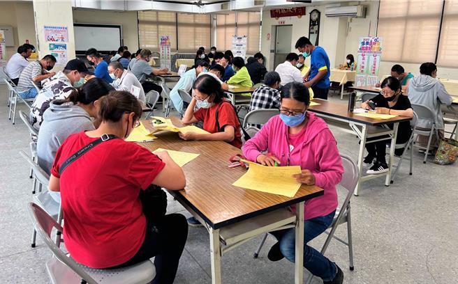 因應農曆春節後的轉職潮，勞動部勞動力發展署雲嘉南分署台南就業中心提前於年前提供560個工作機會，並分別在1月25日及2月2日辧理現場媒合活動。圖為過去徵才活動現場。（台南就業中心提供／洪榮志台南傳真）