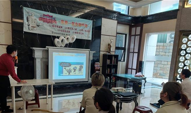 消防局派员到社区宣导预防一氧化碳中毒。（新北市消防局提供）