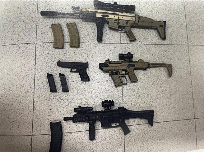 警方在男子住家起初不具杀伤力的空气枪。（翻摄画面）