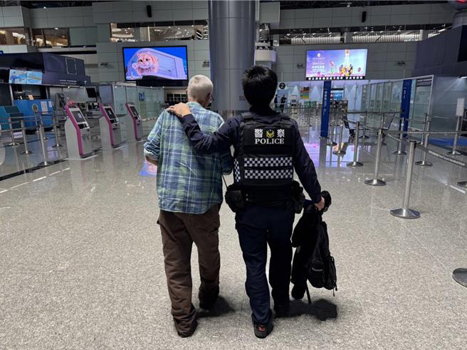 美籍男转机睡过头用空檔玩台湾又迷路，警伸援手赶飞机。（警方提供／吕筱蝉桃园传真）