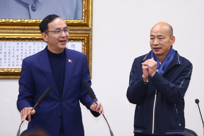 國民黨主席朱立倫（左）22日召集國民黨第11屆新科立法委員舉行座談會，他呼籲大家面對新國會要「團結一致、團進團出」。會中朱立倫與韓國瑜（右）兩人互動熱絡。（鄧博仁攝）