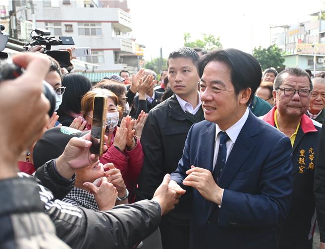 賴清德總統當選人（前右）22日到高雄左營元帝廟還願，他在進場時與民眾互動。（林瑞益攝）