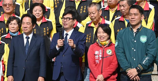 賴清德總統當選人（前左）22日到高雄左營元帝廟還願，高雄市長陳其邁（前左二）、立委劉世芳（前右二）、立委當選人李柏毅（前右）陪同。（林瑞益攝）