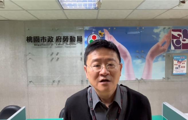 桃园市劳动局劳资关系科长张哲航呼吁长荣航空，基于照顾员工及保护消费者，应儘速主动与工会协商。（陈梦茹翻摄）