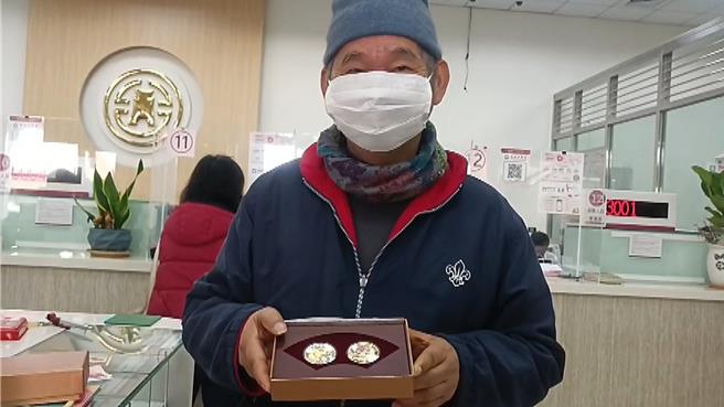 「甲辰龙年生肖纪念套币」今开放临柜销售，台东民眾排队16小时抢购。（萧嘉蕙摄）