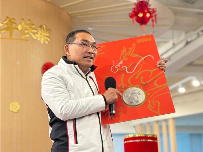 新北市長侯友宜今（22）日在新北市府開箱新北市發布春聯「吉龍舞春」。（柯毓庭攝）