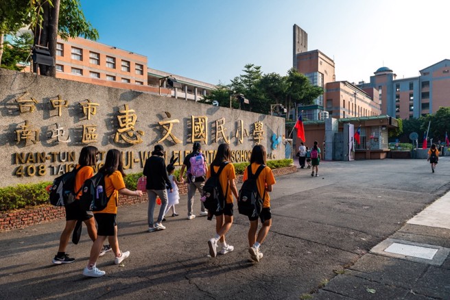「雲頂」座落於惠文明星學區，惠文國小因美式風格、外語師資豐富受到不少家長青睞。圖為惠文國小。（業者提供）