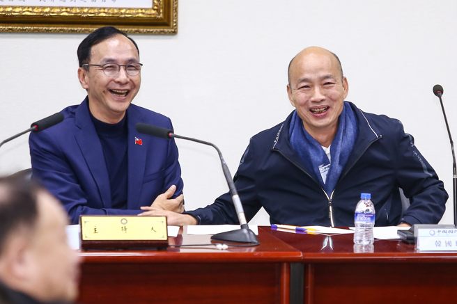 國民黨主席朱立倫（左）22日召集國民黨第11屆新科立法委員舉行座談會，他呼籲大家面對新國會要「團結一致、團進團出」。會中朱立倫與韓國瑜（右）兩人互動熱絡。（鄧博仁攝）