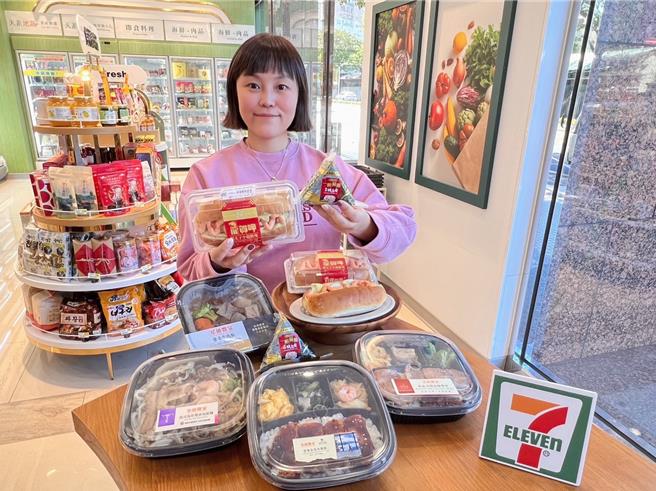 7-11邀請大星級主廚監製開運美食，要用「帆立貝飯糰」、「小龍蝦堡」等新鮮海味攻佔味蕾。（7-11提供／朱世凱台北傳真）