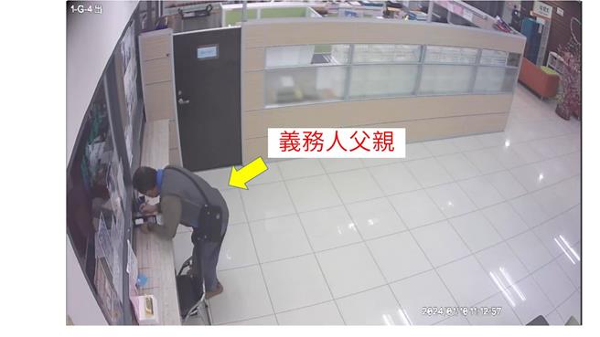 60多歲的父親到士林分署幫毒駕的兒子繳納9萬元罰鍰。（翻攝畫面）