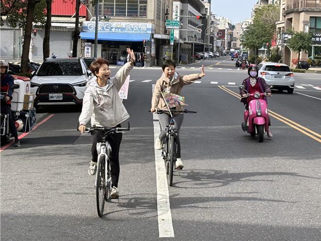 民进党立委陈亭妃启动「感恩祈福铁马行」，22日透过骑脚踏车方式谢票，前到各宫庙为台湾祈福，被外界解读是角逐下届台南市长的起手式。（陈亭妃团队提供／洪荣志台南传真）