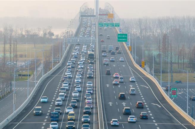大陸大城市上下班尖峰時間塞車問題難解，但如今有研究指出通勤時間過長可能進一步影響心理健康。（摘自新華社）