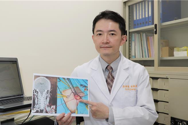 仁愛長庚合作聯盟醫院耳鼻喉科醫師張耕閤22日表示，副神經髓鞘瘤並不常見，屬於良性腫瘤，但有可能轉變為惡性的「周邊神經鞘瘤」，屬局部侵略性軟組織肉瘤，具有很高的轉移傾向。（大里仁愛醫院提供／潘虹恩台中傳真）