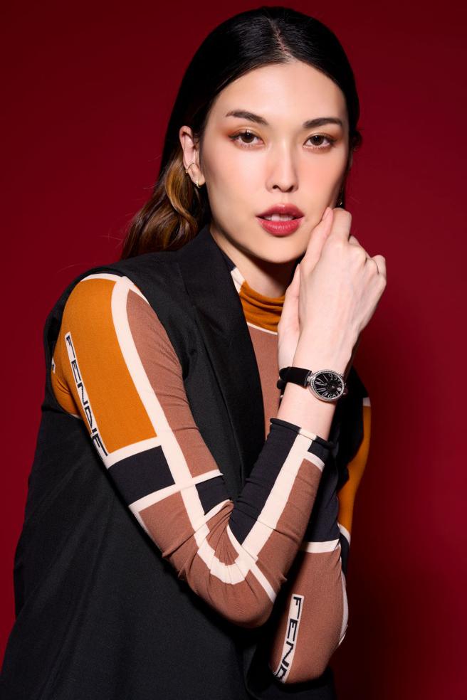 伊林超模王思偉受邀拍攝寶璣時尚專題，名表上身、貴氣逼人。（JOJ PHOTO攝，企畫／中時時尚，服裝提供／FENDI，梳化／任犀）