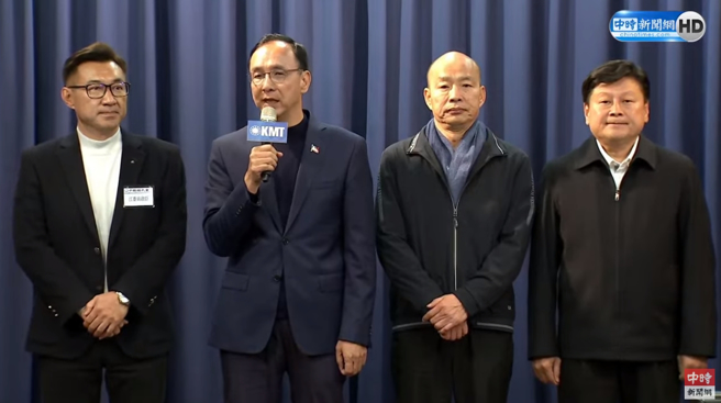 國民黨不分區立委當選人韓國瑜（右二）將與國民黨立委江啟臣（左）搭檔角逐立法院正副院長。左二為國民黨主席朱立倫、右為國民黨立委傅崐萁。（圖取自中時新聞網直播）