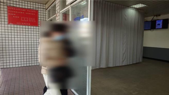 林姓丈夫家属前往相验时不发一语，对于悲剧发生不愿多谈。（任义宇摄）