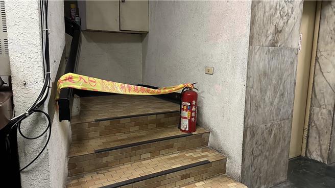 高雄昨晚接获报案称有人失联，破门发现一家屋口陈尸租屋处内已死亡多时。（警方提供／任义宇高雄传真）