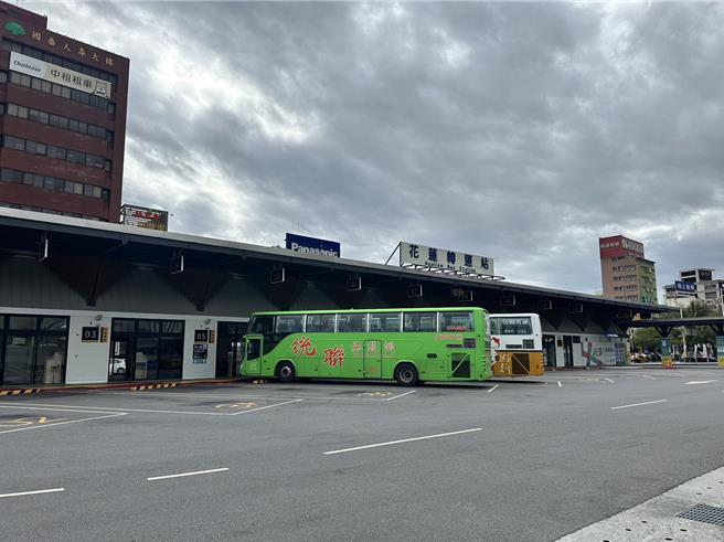 台铁近年大量投入新式列车提升乘载运能，造成客运路线乏人问津，甚至常面临空车往返窘境，业者不堪长期亏损，忍痛宣布罗东往返花莲的201线将在3月1日停办半年。（罗亦晽摄）