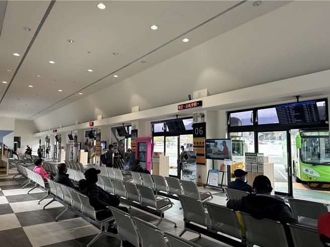 台铁近年大量投入新式列车提升乘载运能，造成客运路线乏人问津，业者不堪长期亏损，忍痛宣布罗东往返花莲的201线将在3月1日停办半年，另外台北往返花莲的1580线及1071线预计明年期满不再续营。（罗亦晽摄）